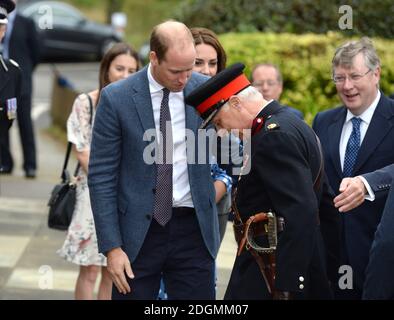 Le duc de Cambridge s'entretient avec le vice-Lord, le lieutenant Jonathan Douglas-Hughes, après s'être renversé lors d'une visite à l'académie des stewards avec Heads Together, Harlow, Essex. Le crédit photo devrait se lire: Doug Peters/EMPICS Entertainment Banque D'Images