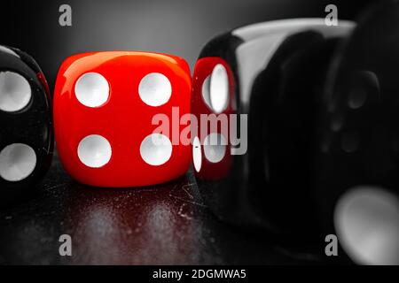 Groupe de dés cubes de jeu sur surface noire, macro Banque D'Images