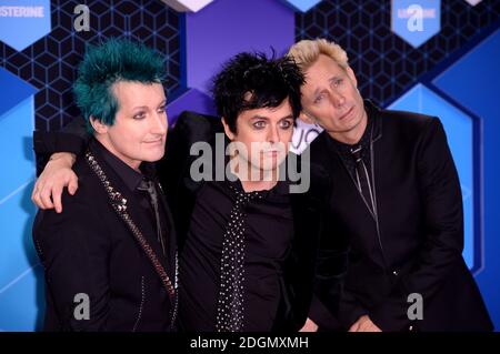 Billie Joe Armstrong, Tre Cool et Mike Dirnt de Green Day ont assisté aux MTV Europe Music Awards 2016 à la Rotterdam Ahoy Arena, Rotterdam, aux pays-Bas Banque D'Images