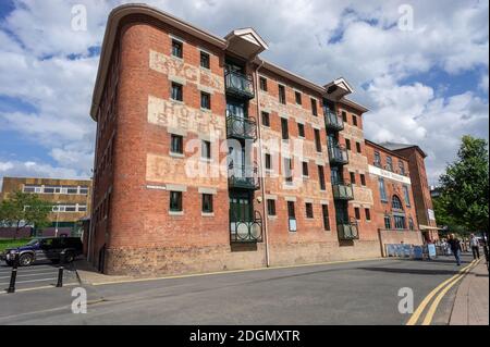 Ancien entrepôt au bord de la rivière, avec des panneaux fantômes, maintenant converti en utilisation résidentielle, South Quay, Worcester, Royaume-Uni Banque D'Images