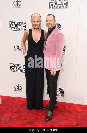 Jenny McCarthy et Donnie Wahlberg arrivent pour les American Music Awards 2016 au Microsoft Theatre de Los Angeles, aux États-Unis Banque D'Images