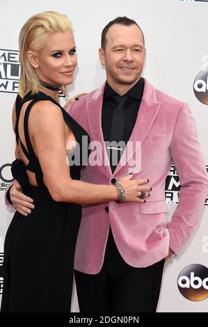 Jenny McCarthy et Donnie Wahlberg arrivent pour les American Music Awards 2016 au Microsoft Theatre de Los Angeles, aux États-Unis Banque D'Images