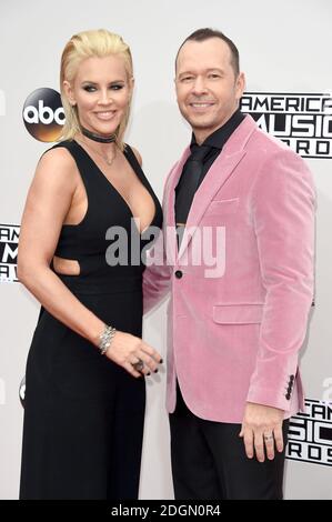 Jenny McCarthy et Donnie Wahlberg arrivent pour les American Music Awards 2016 au Microsoft Theatre de Los Angeles, aux États-Unis Banque D'Images