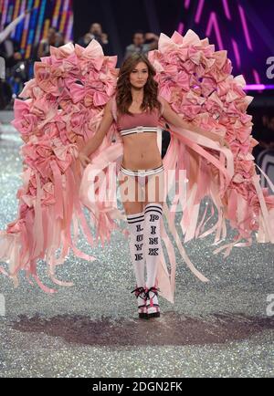 Un modèle sur la passerelle lors du Secret Fashion Show 2016 de Victoria qui s'est tenu au Grand Palais, Paris, France Banque D'Images