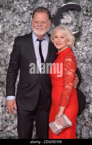 Dame Helen Mirren et son mari Taylor Hackford assistant à la première Collateral Beauty, vue Cinema, Leicester Square, Londres. Le crédit photo devrait se lire comme suit : Doug Peters/EMPICS Entertainment Banque D'Images