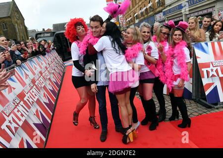 Stephen Mulhern avec une fête de poules assistant au Got Talent Photocall de Grande-Bretagne à l'Opéra, Church Street, Blackpool Banque D'Images