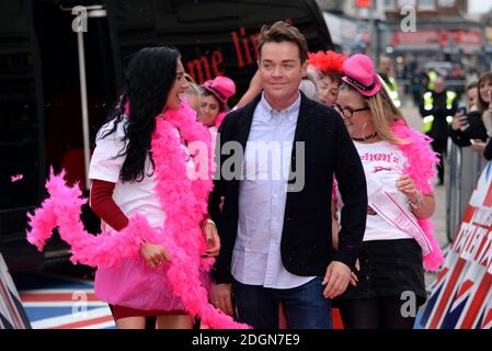 Stephen Mulhern avec une fête de poules assistant au Got Talent Photocall de Grande-Bretagne à l'Opéra, Church Street, Blackpool Banque D'Images