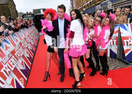 Stephen Mulhern avec une fête de poules assistant au Got Talent Photocall de Grande-Bretagne à l'Opéra, Church Street, Blackpool Banque D'Images