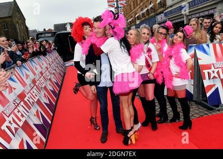 Stephen Mulhern avec une fête de poules assistant au Got Talent Photocall de Grande-Bretagne à l'Opéra, Church Street, Blackpool Banque D'Images