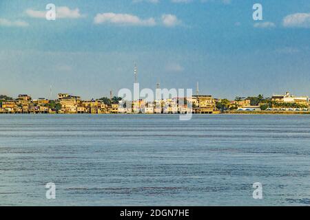 Riverfront Daule Cityscape, Guayas, Équateur Banque D'Images