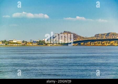 Riverfront Daule Cityscape, Guayas, Équateur Banque D'Images