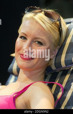 Denise Van Outen dans le West End play 'Tell me on A Sunday', une exposition d'une femme écrite par Andrew Lloyd Webber. Coup de tête, sourire, lunettes de soleil © Doug Peters/allaction.co.uk Banque D'Images