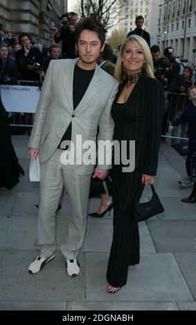 Zoe Lucker et ami à la Saatchi Gallery Launch Party à South Bank à Londres. Costume-pantalon à fines rayures, rayures, femmes footballeurs. DOUG Peters/allaction.co.uk Banque D'Images