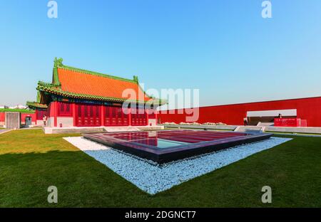 Un petit complexe de palais, semble beaucoup semblable à la Cité interdite, se trouve sur le sommet du bâtiment de Longfu, où le nouveau et le traditionnel se rencontrent, Beij Banque D'Images