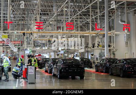 Pékin, Chine. 20 novembre 2020. Les employés travaillent au Gigalactory de Tesla à Shanghai, en Chine orientale, le 20 novembre 2020. Crédit : Ding Ting/Xinhua/Alay Live News Banque D'Images