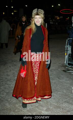 Natascha McElhone arrive à la première des gangs de New York à l'Empire, Leicester Square, Londres, le mardi 07 janvier 2003. Bonnet en fourrure, gants. © Doug Peters/allaction.co.uk Banque D'Images