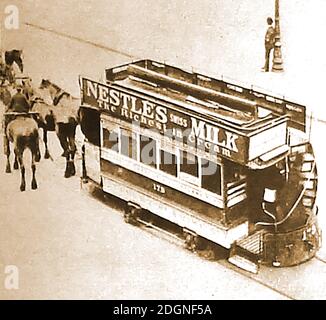 Un tramway victorien tiré par des chevaux (No 173) , la publicité niche le lait. ---- américain, George Francis train a introduit les tramways à Birkenhead pour la première fois en 1860, mais il a été emprisonné pour avoir "brisé et blessé" l'autoroute avec lui lorsqu'il a posé des voies de tramway sur les routes de Londres. Après une loi du Parlement de 1870 a facilité la création de nombreuses compagnies de tramway dessinées par des chevaux.le dernier tramway tiré par des chevaux a pris fin à Londres en 1915 Banque D'Images