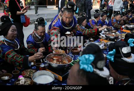 Près de 1,000 personnes Hmong se déguisent en magnifiques costumes ethniques pour célébrer le nouvel an Hmong dans le comté de Leishan, Qiandongnan Miao et Dong Autonomous Banque D'Images