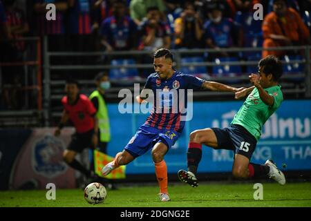 Kevin Deeromram (L) de Port FC vu en action pendant le match de la Ligue thaïlandaise 2020 entre Port FC et Muangthong United F.C. au stade PAT.( score final; Port FC 2:0 Muangthong United F.C.) Banque D'Images