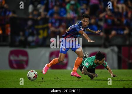 Nitipong Selanon (L) de Port FC vu en action pendant le match de la Ligue thaïlandaise 2020 entre Port FC et Muangthong United F.C. au stade PAT.( score final; Port FC 2:0 Muangthong United F.C.) Banque D'Images