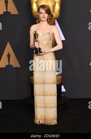 Emma Stone, lauréate du prix de l'actrice dans un rôle de premier plan pour 'la Land', dans la salle de presse des 89e Academy Awards qui se tiennent au Dolby Theatre à Hollywood, Los Angeles, CA, Etats-Unis. Date de la photo dimanche 26 février 2017. Le crédit photo doit être lu par Doug Peters/EMPICS Entertainment. Banque D'Images