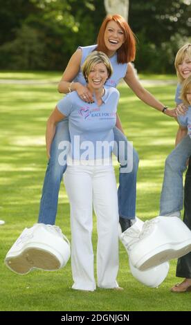 Zoe Lucker et Caroline Feraday à la photo de la course de Tesco pour la vie à Westmister, Londres. La seule race féminine est à l'aide de cancer Research UK. Pleine longueur, drôle. © Doug Peters@allaction.co.uk Banque D'Images