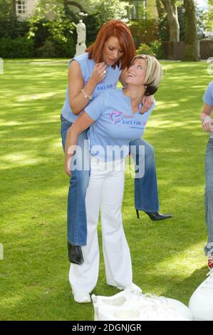 Zoe Lucker et Caroline Feraday à la photo de la course de Tesco pour la vie à Westmister, Londres. La seule race féminine est à l'aide de cancer Research UK. Pleine longueur, drôle. © Doug Peters@allaction.co.uk Banque D'Images