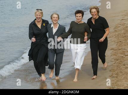 Julie Walter et Helen Mirren ainsi que Tricia Stewart et Angela Baker à Cannes pour promouvoir leur nouveau film Calender Girls. Pleine longueur, drôle. © Doug Peters@allaction.co.uk Banque D'Images