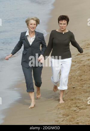 Julie Walter et Helen Mirren à Cannes pour promouvoir leur nouveau film Calender Girls. Pleine longueur, drôle. © Doug Peters@allaction.co.uk Banque D'Images