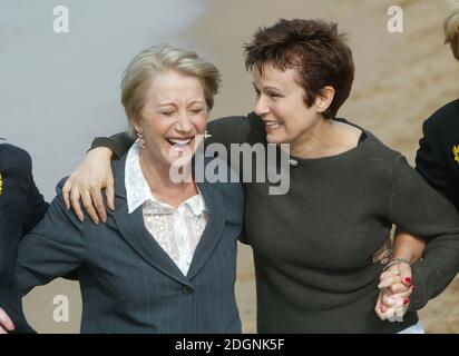 Julie Walter et Helen Mirren à Cannes pour promouvoir leur nouveau film Calender Girls. Mi-longueur, drôle. © Doug Peters@allaction.co.uk Banque D'Images