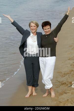 Julie Walter et Helen Mirren à Cannes pour promouvoir leur nouveau film Calender Girls. Pleine longueur, drôle. © Doug Peters@allaction.co.uk Banque D'Images