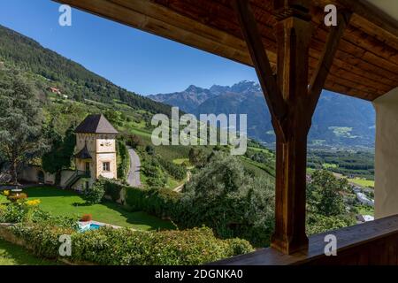 Belle vue sur l'une des tours de Castel Coira, à Churburg allemand, des jardins et du paysage environnant, Tyrol du Sud, Italie, par une journée ensoleillée Banque D'Images