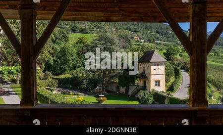 Belle vue sur l'une des tours de Castel Coira, à Churburg allemand, des jardins et du paysage environnant, Tyrol du Sud, Italie, par une journée ensoleillée Banque D'Images