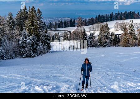 Marchez la ligne avec des raquettes dans les merveilles de l'hiver. Forêt couverte de neige fraîche avec randonnée à raquettes, soirée au-dessus du lac de Constance. Schneeschuh Banque D'Images