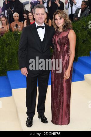 Matt Damon et Luciana Barroso assistent au Metropolitan Museum of Art Costume Institute Gala 2017, à New York, aux États-Unis. Le crédit photo devrait se lire comme suit : Doug Peters/EMPICS Entertainment. Banque D'Images