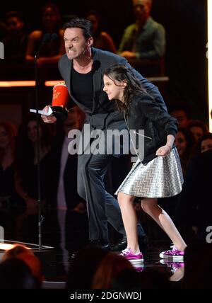 Les acteurs Hugh Jackman et Dafne Keen acceptent le meilleur duo pour « Logan » aux MTV Movie and TV Awards 2017, au Shrine Auditorium de Los Angeles. Le crédit photo devrait se lire comme suit : Doug Peters/EMPICS Entertainment. Banque D'Images