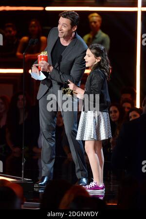 Les acteurs Hugh Jackman et Dafne Keen acceptent le meilleur duo pour « Logan » aux MTV Movie and TV Awards 2017, au Shrine Auditorium de Los Angeles. Le crédit photo devrait se lire comme suit : Doug Peters/EMPICS Entertainment. Banque D'Images