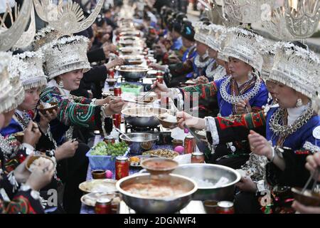 Près de 1,000 personnes Hmong se déguisent en magnifiques costumes ethniques pour célébrer le nouvel an Hmong dans le comté de Leishan, Qiandongnan Miao et Dong Autonomous Banque D'Images