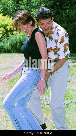 Claire Sweeney avec John Altman, les gagnants des prix de l'arrière de l'année Flex Slendertone 2001. Les prix ont été remis à l'hôtel Hyatt Carlton Tower de Londres à Knightsbridge. 3/4 longueur. Banque D'Images