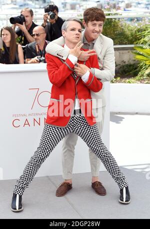 John Cameron Mitchell et Alex Sharp assistent à la conférence How to Talk to Girls at Parties Photocall dans le cadre du 70e Festival de Cannes. Le crédit photo devrait se lire comme suit : Doug Peters/EMPICS Entertainment Banque D'Images