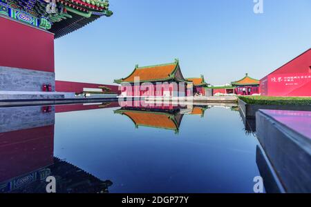 Un petit complexe de palais, semble beaucoup semblable à la Cité interdite, se trouve sur le sommet du bâtiment de Longfu, où le nouveau et le traditionnel se rencontrent, Beij Banque D'Images