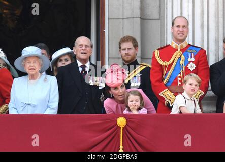 Sa Majesté la Reine et Philip, le duc d'Édimbourg, le prince Harry, Catherine, la duchesse de Cambridge, la princesse Charlotte, le prince George et le prince William le duc de Cambridge assistant à Trooping The Color on the Mall, Londres. Le crédit photo doit être lu par Doug Peters/EMPICS Entertainment Banque D'Images