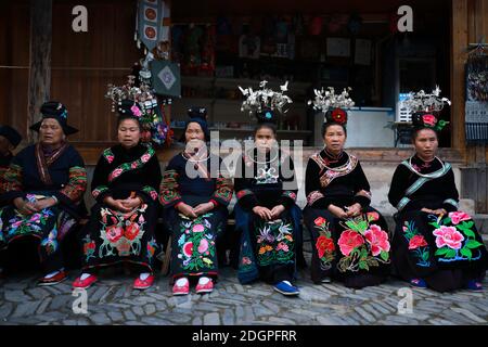 Près de 1,000 personnes Hmong se déguisent en magnifiques costumes ethniques pour célébrer le nouvel an Hmong dans le comté de Leishan, Qiandongnan Miao et Dong Autonomous Banque D'Images