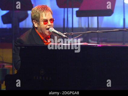 Elton John au lancement de la version musicale de Billy Elliot pour laquelle il a écrit la musique, à la Royal Academy of Music, Londres Banque D'Images