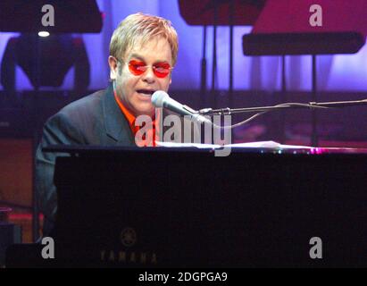 Elton John au lancement de la version musicale de Billy Elliot pour laquelle il a écrit la musique, à la Royal Academy of Music, Londres Banque D'Images