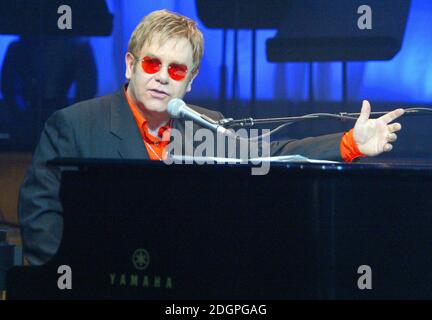 Elton John au lancement de la version musicale de Billy Elliot pour laquelle il a écrit la musique, à la Royal Academy of Music, Londres Banque D'Images