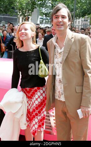 Neil Morrissey et sa petite amie à la première britannique de Thunderbirds, Leicester Square, Londres. Doug Peters/allactiondigital.com Banque D'Images