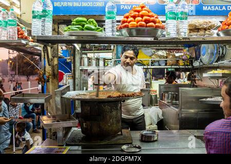 Vendeur de nourriture préparant le Bhaji à un stand sur la plage de Chowpatty dans le sud de Mumbai, Inde Banque D'Images