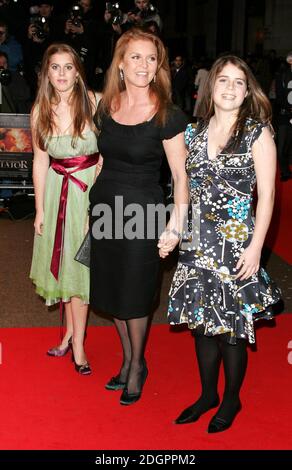 Sarah Ferfuson avec ses filles, la princesse Beatrice et la princesse Eugénie, qui arrivent à la première de l'aviateur, Leicester Square, Londres. Doug Peters/allactiondigital.com Banque D'Images