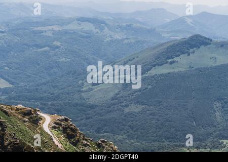 La montagne de la Rhune dans les Pyrénées-Atlantique Banque D'Images